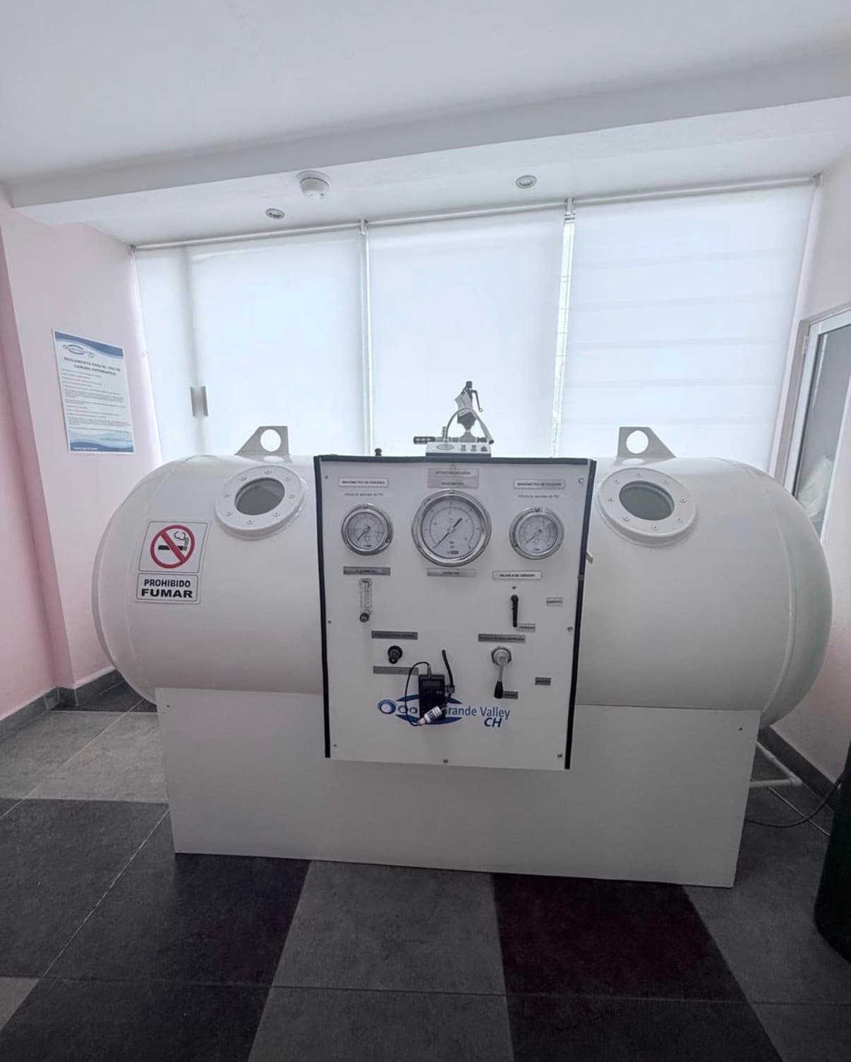 Cámara hiperbárica de Sarenti en sala de tratamiento
